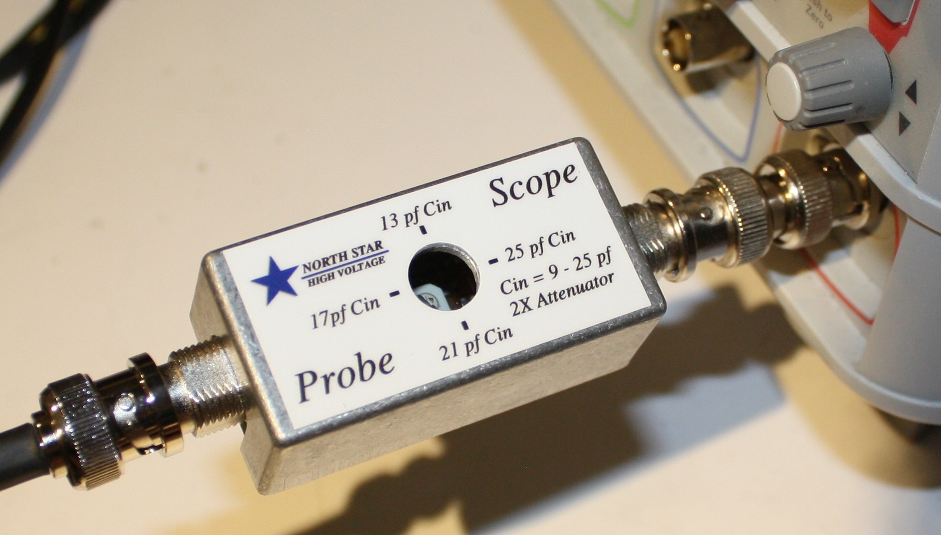 Wide bandwidth attenuators to be placed at the oscilloscope